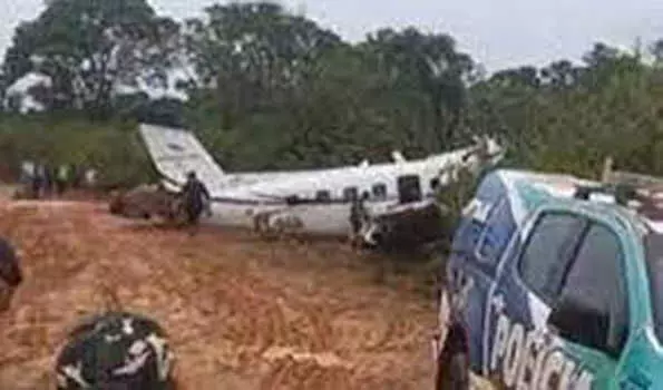 विमान दुर्घटनाग्रस्त, दो की मौत - अन्य लोग हुए घायल- मची अफरा तफरी