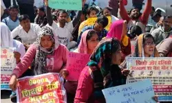 बेसिक शिक्षा मंत्री के आवास पर शिक्षक अभ्यर्थियों का हंगामा- कर रहे...