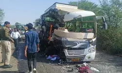 ट्रक के साथ आमने सामने की भिड़ंत में उड़े बस के परखच्चे- महिला समेत 3 ट्रक के साथ आमने सामने की भिड़ंत में उड़े बस के परखच्चे- महिला समेत 3