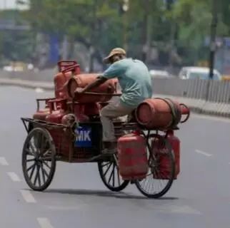 महिला दिवस पर पीएम का चुनावी तोहफा- गैस सिलेंडर के दाम किये कम