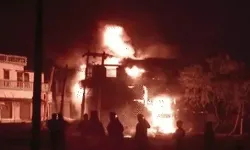 घर में चल रहे पेट्रोल पंप के डीजल गैलन में ब्लास्ट- लोगों ने भागकर... घर में चल रहे पेट्रोल पंप के डीजल गैलन में ब्लास्ट- लोगों ने भागकर...