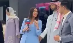 रोबोट की महिला एंकर के साथ खुलेआम छेड़छाड़- रिपोर्टर हुई असहज