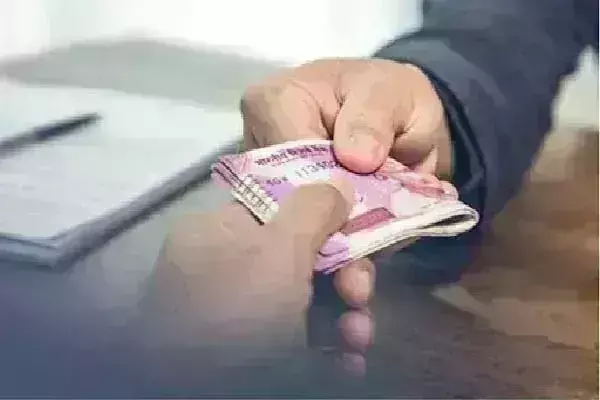 डॉक्टर को लाखों रु की रिश्वत लेते रंगे हाथों किया गिरफ्तार डॉक्टर को लाखों रु की रिश्वत लेते रंगे हाथों किया गिरफ्तार