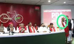 नेताओं के जाने से टेंशन में पड़ी सपा ने BJP को दिया झटका- पूर्व.... नेताओं के जाने से टेंशन में पड़ी सपा ने BJP को दिया झटका- पूर्व....