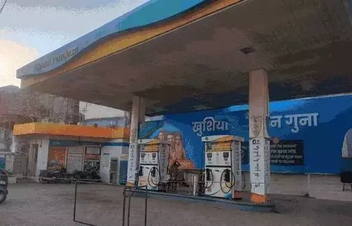 वैट घटाने की डिमांड- हडताल कर किए पेट्रोल पंप बंद- पब्लिक हुई परेशान