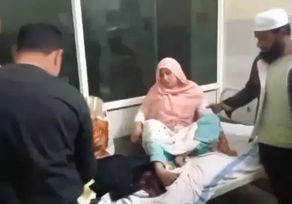 सरेराह बाइक सवार बाप बेटी पर एसिड अटैक- झुलसी हालत में हॉस्पिटल में... सरेराह बाइक सवार बाप बेटी पर एसिड अटैक- झुलसी हालत में हॉस्पिटल में...