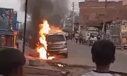 वेल्डिंग करते समय आग का गोला बनी कार- बाजार में अफरा तफरी वेल्डिंग करते समय आग का गोला बनी कार- बाजार में अफरा तफरी