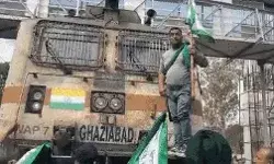 किसानों का रेलवे ट्रैक जाम- परेशान यात्रियों से खूब हुई बहस किसानों का रेलवे ट्रैक जाम- परेशान यात्रियों से खूब हुई बहस