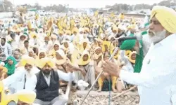 ट्रेन रोकने जा रहे किसान हिरासत में लिए- हुई नोंकझोंक ट्रेन रोकने जा रहे किसान हिरासत में लिए- हुई नोंकझोंक