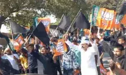 केंद्रीय मंत्री को BJP कार्यकर्ताओं ने दिखाएं काले झंडे- लगाए... केंद्रीय मंत्री को BJP कार्यकर्ताओं ने दिखाएं काले झंडे- लगाए...