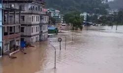 बाढ़ से तीन लोगों की मौत - इतने लापता - मचा कोहराम बाढ़ से तीन लोगों की मौत - इतने लापता - मचा कोहराम