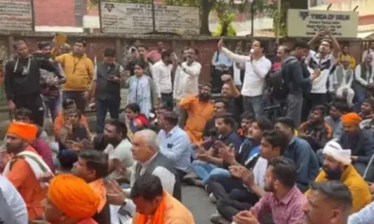 सड़क पर नमाज के जवाब में इंद्रलोक स्टेशन के नीचे हनुमान चालीसा पाठ