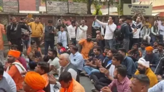 सड़क पर नमाज के जवाब में इंद्रलोक स्टेशन के नीचे हनुमान चालीसा पाठ