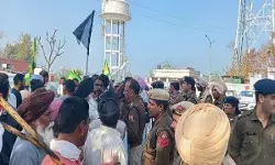 मंत्री के कार्यक्रम में जमकर बवाल- मंत्री समर्थक को किसानों ने पीटा मंत्री के कार्यक्रम में जमकर बवाल- मंत्री समर्थक को किसानों ने पीटा