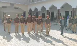 DIG ने संवेदनशील पोलिंग बूथ का निरीक्षण कर चुनावी तैयारी की समीक्षा की DIG ने संवेदनशील पोलिंग बूथ का निरीक्षण कर चुनावी तैयारी की समीक्षा की