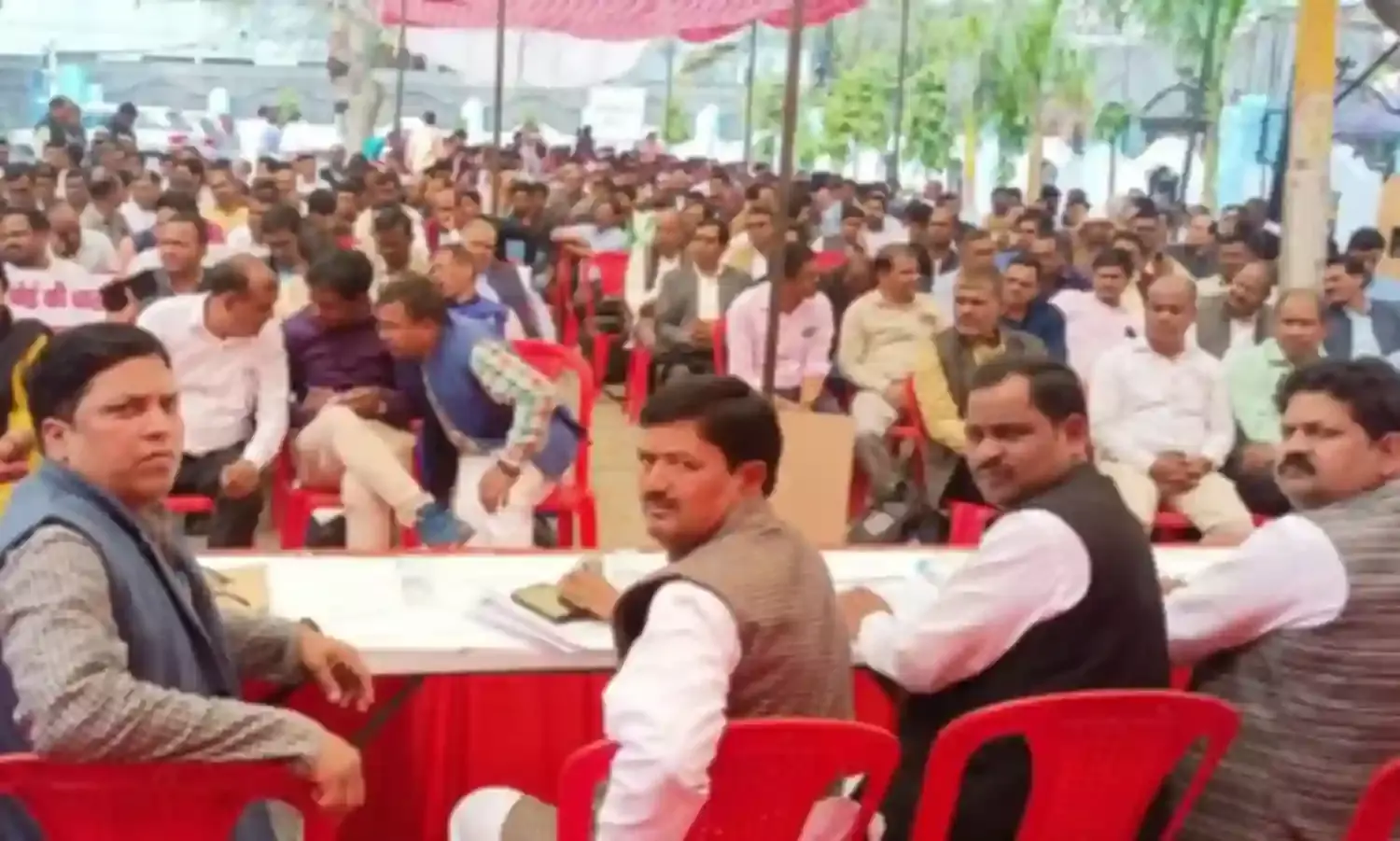 टीचरों का बोर्ड दफ्तर पर धरना प्रदर्शन- बोर्ड कापियों के मूल्यांकन बहिष्कार..
