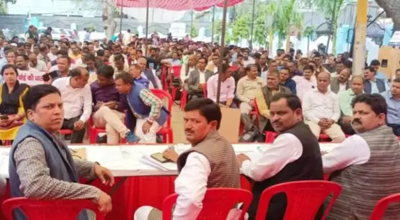 टीचरों का बोर्ड दफ्तर पर धरना प्रदर्शन- बोर्ड कापियों के मूल्यांकन बहिष्कार..
