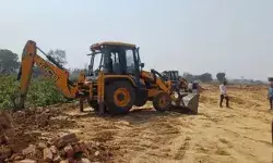 सिर मुंडाते ही पड़े ओले- दारा सिंह प्रजापति की अवैध कॉलोनी पर बुलडोजर सिर मुंडाते ही पड़े ओले- दारा सिंह प्रजापति की अवैध कॉलोनी पर बुलडोजर