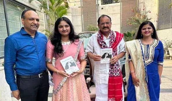 वेंकैया ने म्यूजिंग ऑफ ए टीनएज गर्ल पुस्तक का किया विमोचन वेंकैया ने म्यूजिंग ऑफ ए टीनएज गर्ल पुस्तक का किया विमोचन