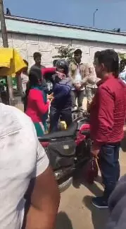दिखाई महिला होने की हनक- स्कूटी से टक्कर मार की युवक की पिटाई दिखाई महिला होने की हनक- स्कूटी से टक्कर मार की युवक की पिटाई