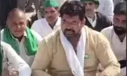 टोल प्लाजा पर रोके गए नरेश टिकैत के बेटे ने हाईवे पर लगाई हुक्का चौपाल