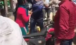 दिखाई महिला होने की हनक- स्कूटी से टक्कर मार की युवक की पिटाई