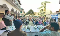 संभ्रान्त व्यक्तियों व धर्मगुरुओं के साथ मीटिंग कर अफसरों ने की अपील संभ्रान्त व्यक्तियों व धर्मगुरुओं के साथ मीटिंग कर अफसरों ने की अपील