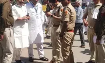 इंद्रलोक में कड़ी सुरक्षा के बीच मस्जिद के भीतर ही पढ़ी गई नमाज