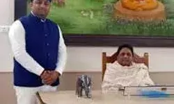 भाजपा जिला अध्यक्ष इधर हुए हाथी पर सवार- उधर मिला बसपा का टिकट भाजपा जिला अध्यक्ष इधर हुए हाथी पर सवार- उधर मिला बसपा का टिकट