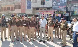 फोर्स के साथ डीएम SSP ने फ्लैग मार्च कर कराया सुरक्षा का एहसास फोर्स के साथ डीएम SSP ने फ्लैग मार्च कर कराया सुरक्षा का एहसास