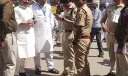 इंद्रलोक में कड़ी सुरक्षा के बीच मस्जिद के भीतर ही पढ़ी गई नमाज इंद्रलोक में कड़ी सुरक्षा के बीच मस्जिद के भीतर ही पढ़ी गई नमाज