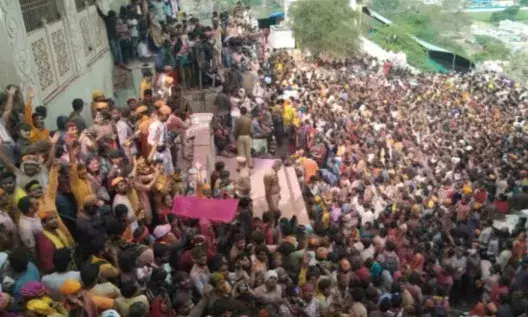 लाडली जी मंदिर में मची भगदड़- दर्जनभर से अधिक श्रद्धालु हुए बेहोश