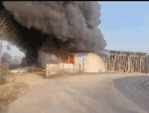 कबाड़ गोदाम में लगी भीषण आग से लाखों का माल जलकर राख