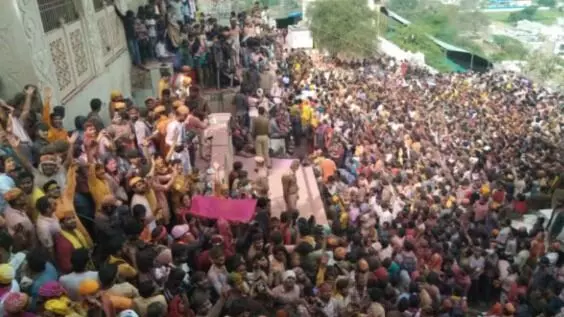 लाडली जी मंदिर में मची भगदड़- दर्जनभर से अधिक श्रद्धालु हुए बेहोश
