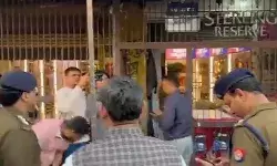 दारु शॉप पर डीएम SSP का छापा- बोतल पर लगा बारकोड नहीं हुआ स्कैन दारु शॉप पर डीएम SSP का छापा- बोतल पर लगा बारकोड नहीं हुआ स्कैन