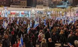 जल्द चुनाव की मांग को लेकर प्रदर्शन जारी जल्द चुनाव की मांग को लेकर प्रदर्शन जारी