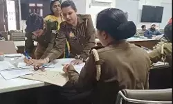 डांस फ्लोर पर साली के साथ नाच रहे पति की पत्नी ने ली चप्पल से खबर डांस फ्लोर पर साली के साथ नाच रहे पति की पत्नी ने ली चप्पल से खबर