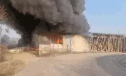 कबाड़ गोदाम में लगी भीषण आग से लाखों का माल जलकर राख
