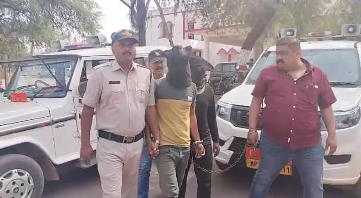 दिनदहाड़े हुई लूट का खुलासा- लूट की रकम के साथ दो बदमाश अरेस्ट