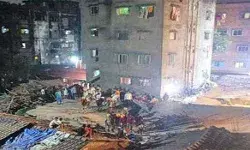 इमारत के ढहने से दो लोगों की मौत,10 घायल