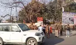 बजा हूटर तो पुलिस के कान हुए खड़े-RLD प्रत्याशी की गाड़ी से उतरवाया हूटर बजा हूटर तो पुलिस के कान हुए खड़े-RLD प्रत्याशी की गाड़ी से उतरवाया हूटर