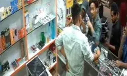 अजान के समय भजन बजा रहे दुकानदार पर बरसाए थप्पड़- FIR दर्ज अजान के समय भजन बजा रहे दुकानदार पर बरसाए थप्पड़- FIR दर्ज