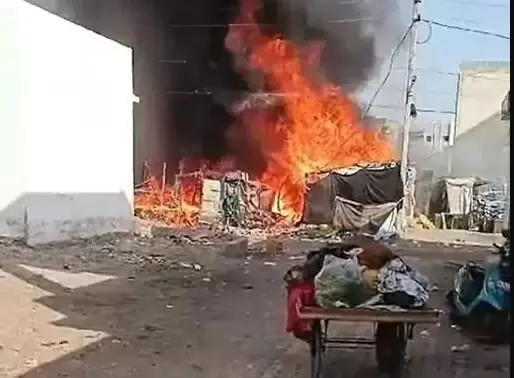 12 परिवारों को जिंदा जलाने की कोशिश- ठेकेदार ने झोपड़िया में लगाई आग 12 परिवारों को जिंदा जलाने की कोशिश- ठेकेदार ने झोपड़िया में लगाई आग