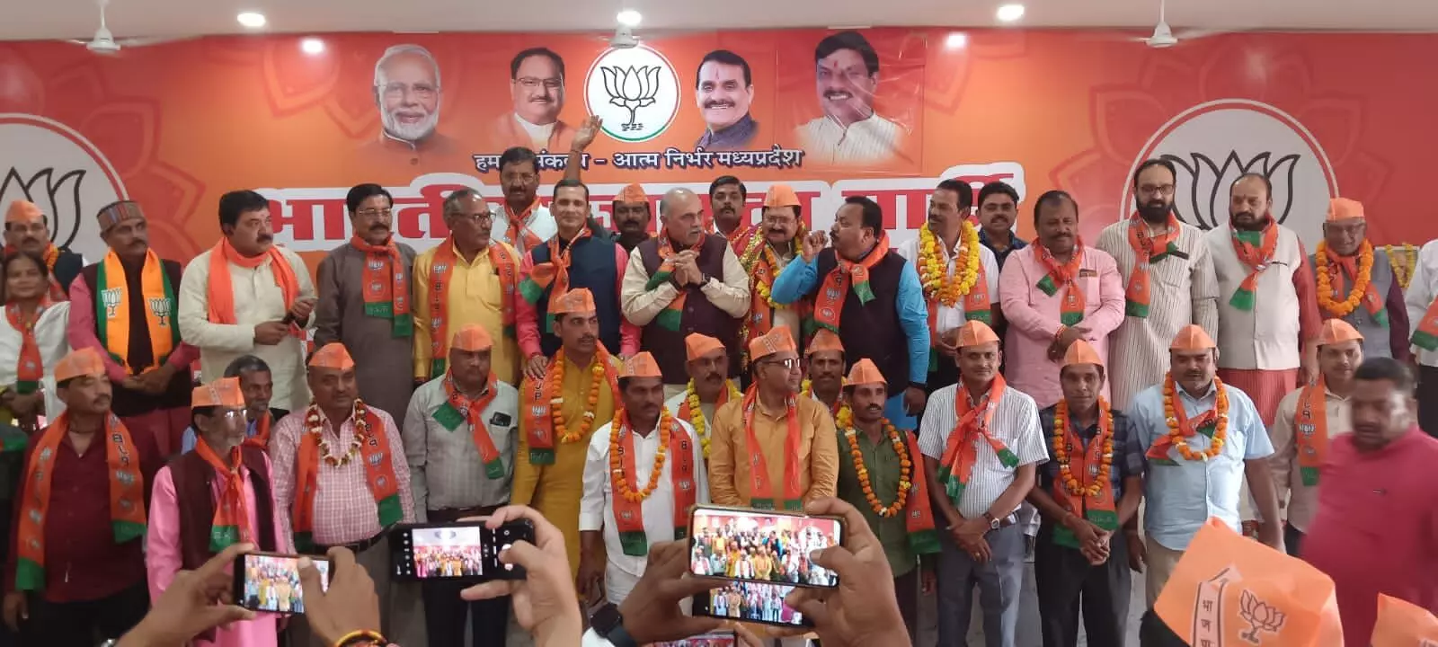 कांग्रेस एवं आप को तगड़ा झटका- सैकड़ो हुए बीजेपी में शामिल कांग्रेस एवं आप को तगड़ा झटका- सैकड़ो हुए बीजेपी में शामिल