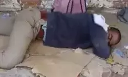 दारू के ठेके के बाहर जमीन को बिस्तर समझकर लेटा नशे में टल्ली सिपाही