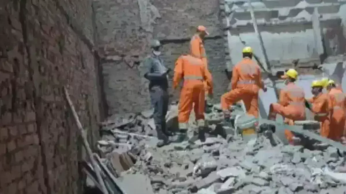 दो मंजिला इमारत ढहने से दो लोगों की हुई मौत और एक हुआ.. दो मंजिला इमारत ढहने से दो लोगों की हुई मौत और एक हुआ..