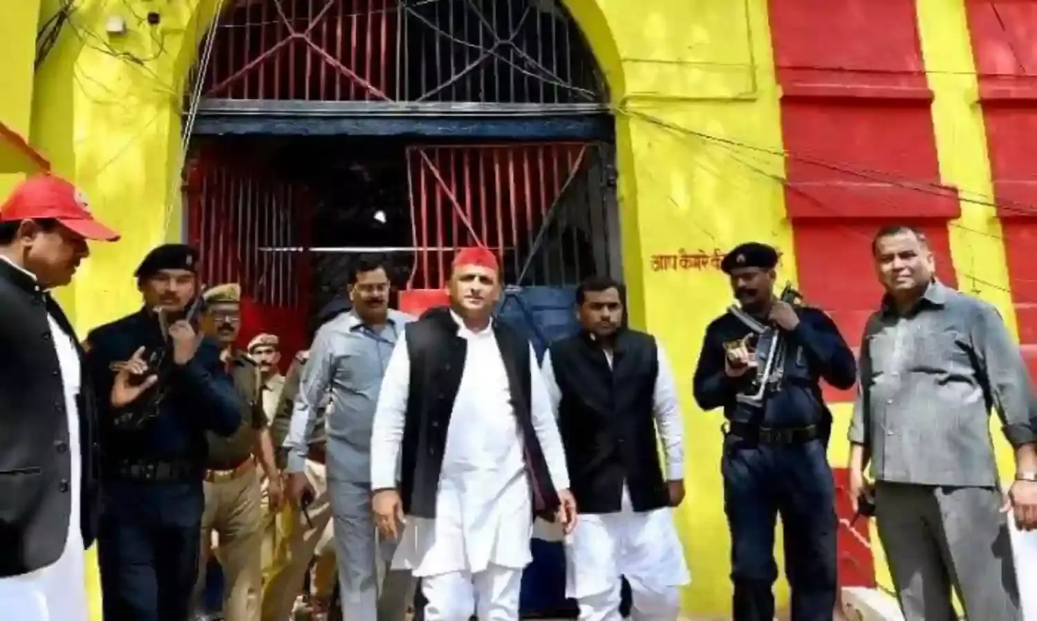 आजम से मुलाकात के बाद बोले अखिलेश, परेशान कर रही है सरकार