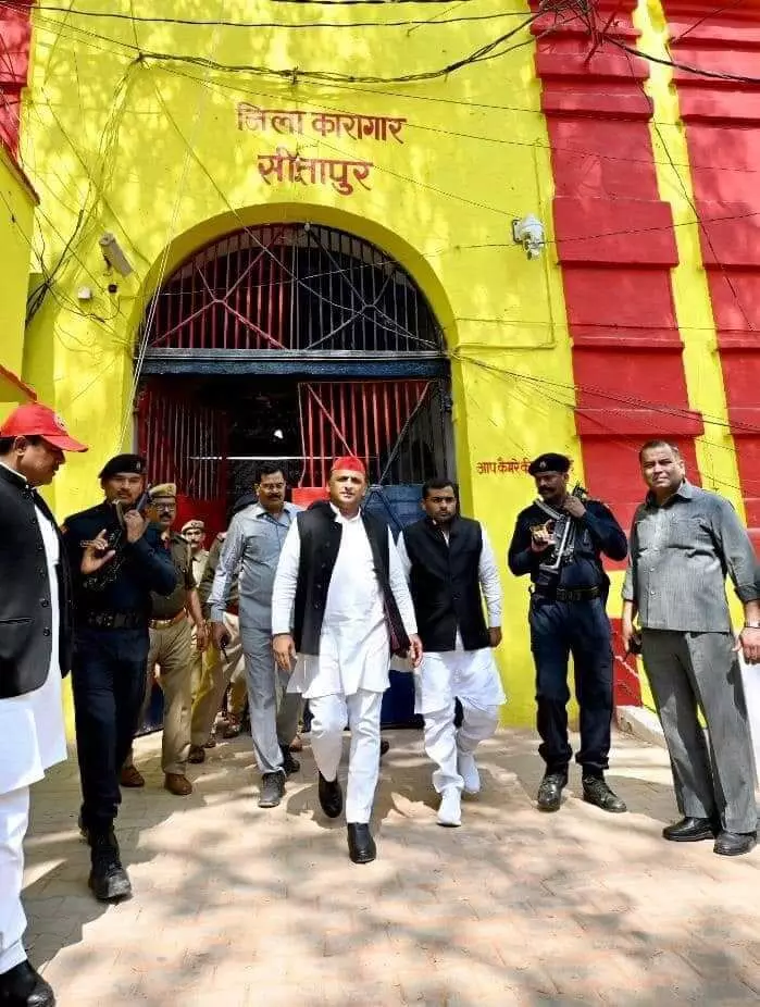 आजम से मुलाकात के बाद बोले अखिलेश, परेशान कर रही है सरकार