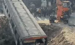 काल बनकर दौड़ रही रोडवेज बस ने पॉलिटेक्निक छात्र कुचले- गड्ढे में गिरी बस.. काल बनकर दौड़ रही रोडवेज बस ने पॉलिटेक्निक छात्र कुचले- गड्ढे में गिरी बस..