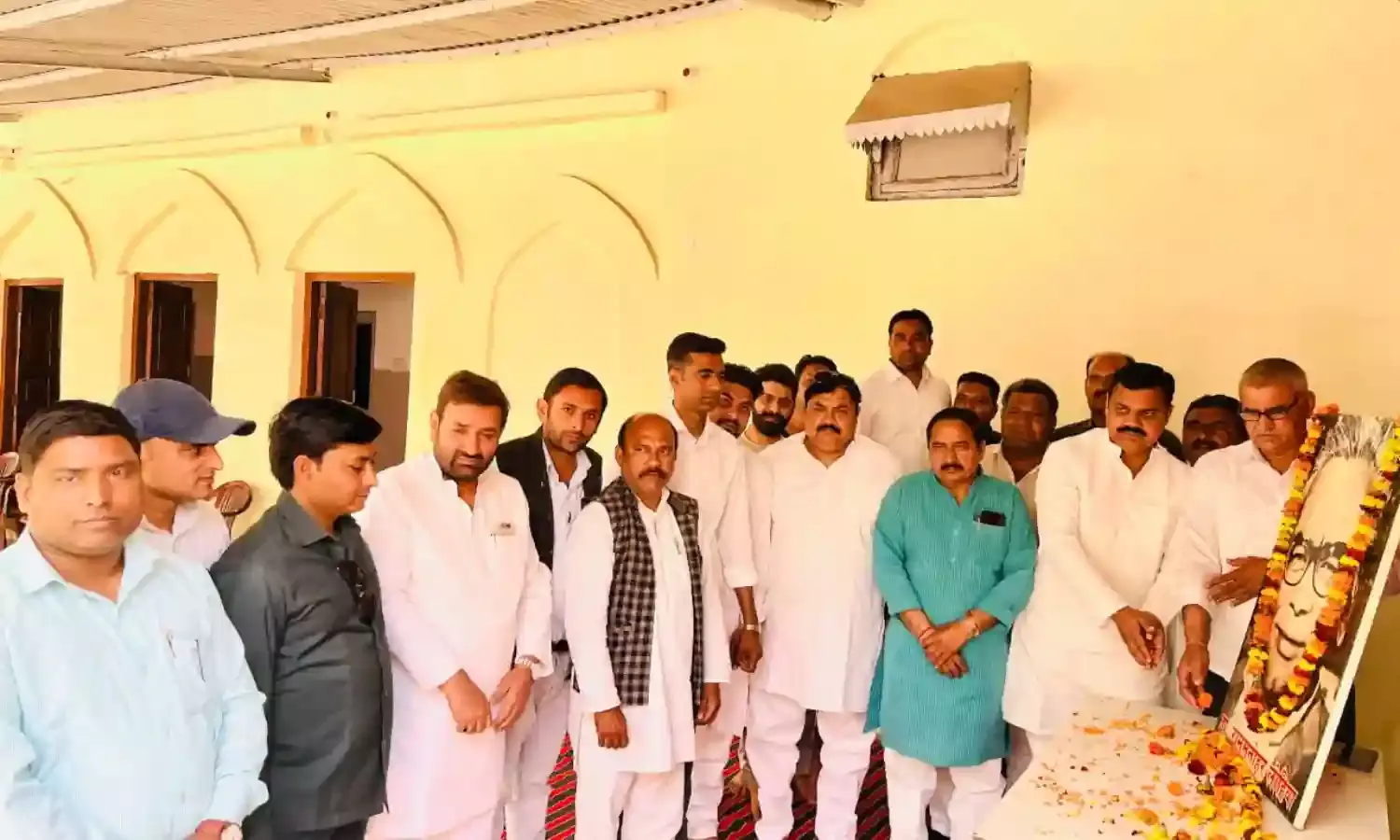 पुष्पांजलि अर्पित कर लिया डॉ लोहिया के विचारों पर चलने का संकल्प
